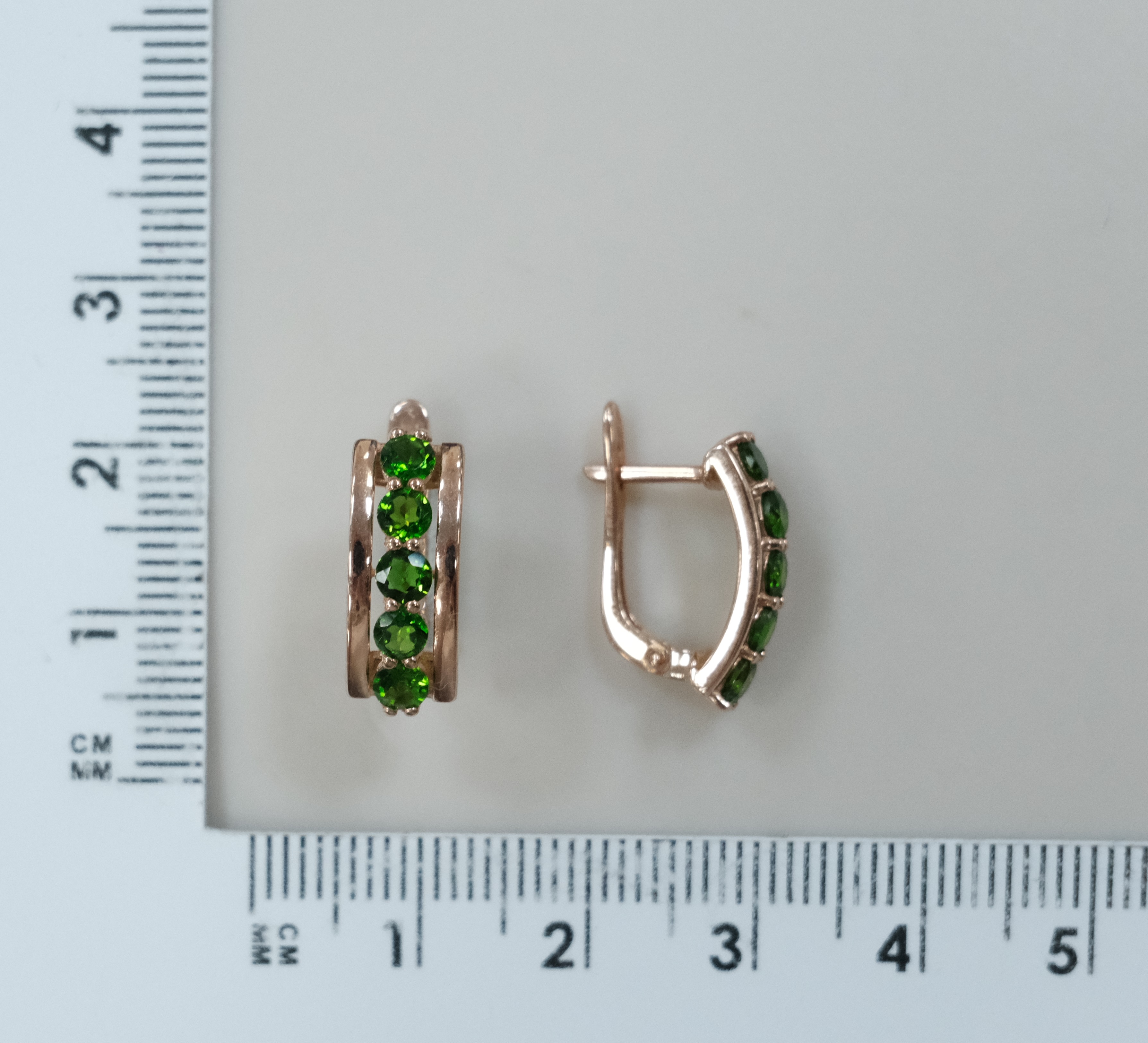 Серебряные серьги с хромдиопсидами